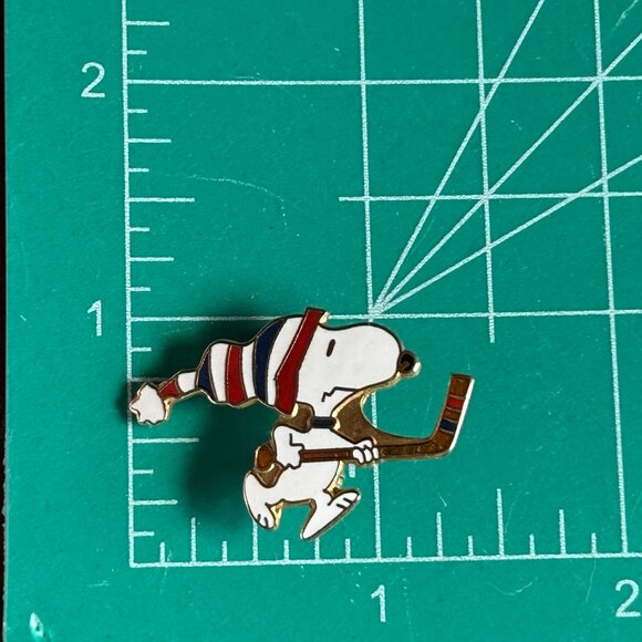 Vintage Peanuts Snoopy w Stocking Cap Enamel Hockey Lapel Pin - Picture 4 of 5